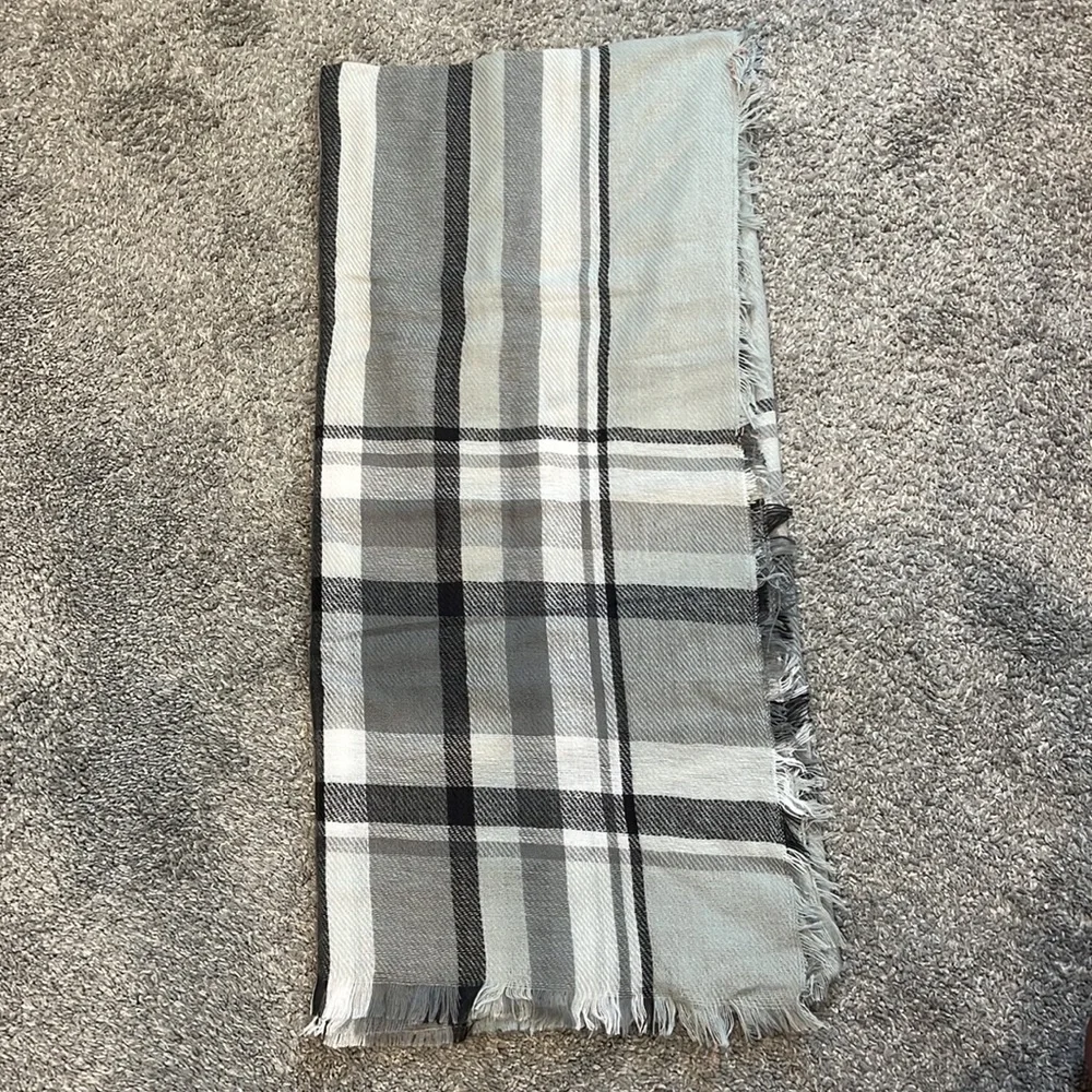 NWOT Plaid Knit Blanket Scarves